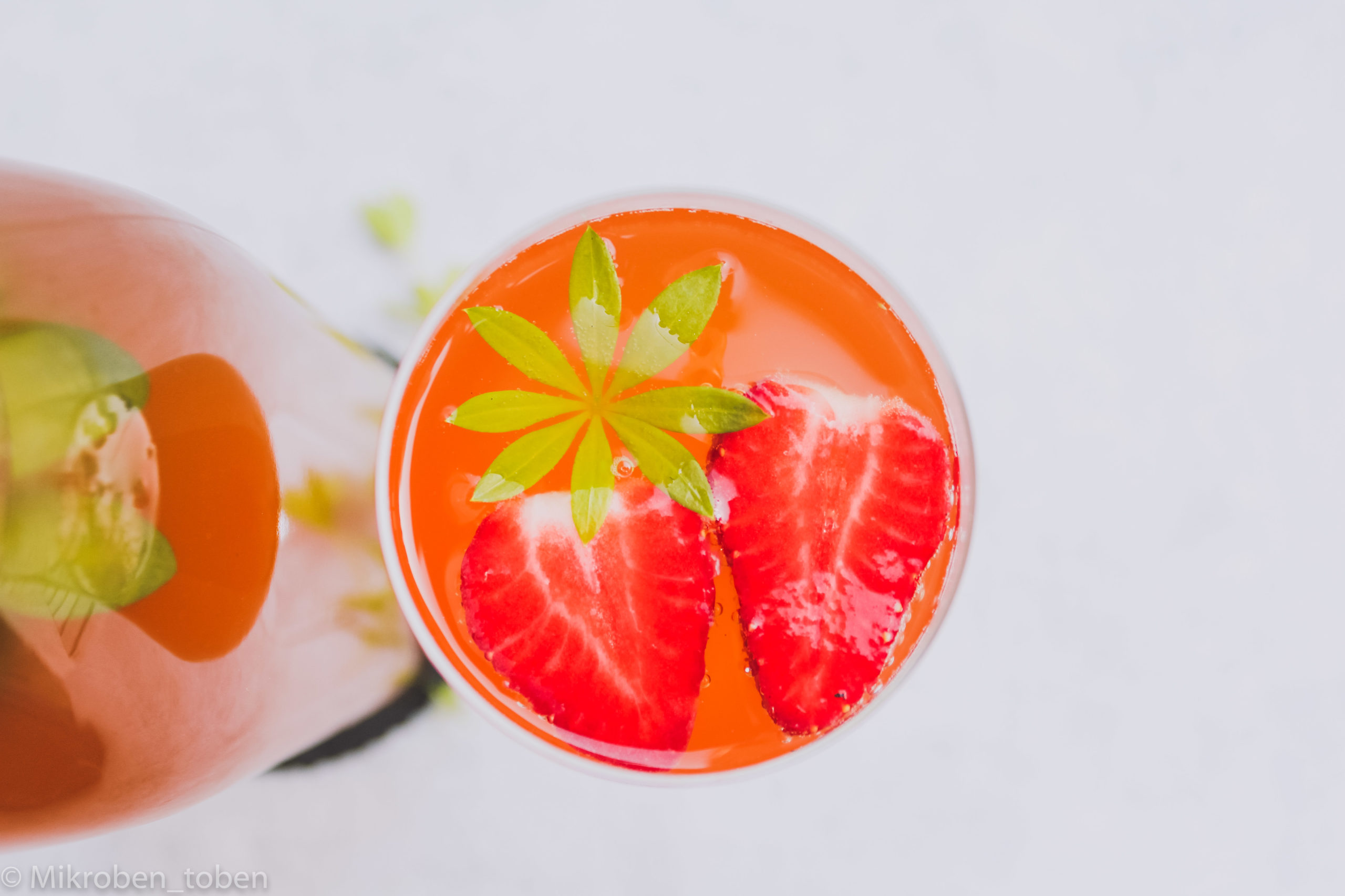 Waldmeister Kombucha mit Erdbeeren - Maibowle