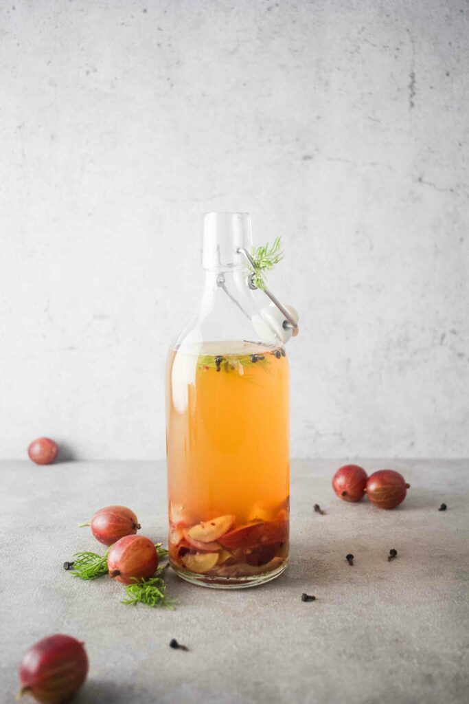 Kombucha mit Stachelbeeren, Gewürzen und Kräutern