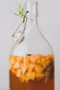 Kombucha mit Birne und Sternanins fermentiert