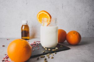 Orientalischer Milchkefir mit Orange, Kardamom und Rosenblütenwasser