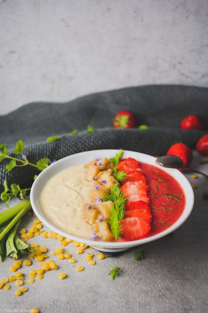 Smoothie Bowl mit Linsen, Rhabarber und Erdbeeren