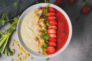 Smoothie Bowl mit Linsen, Rhabarber und Erdbeeren