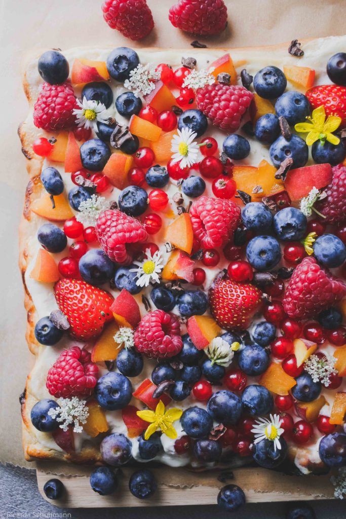 Flammkuchen gebacken mit Sauerteigresten und Beeren