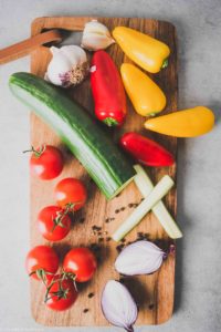 Zutaten für eine fermentierte Tomatensalsa