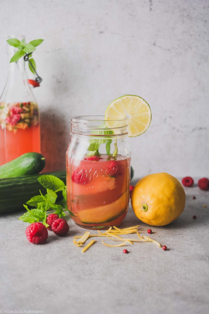 Wasserkefir mit Himbeeren und Schlangengurke als Durstlöscher