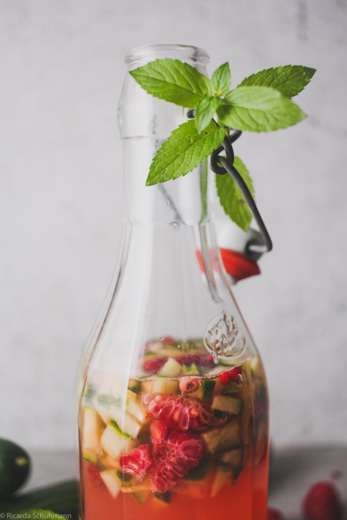 Wasserkefir mit Himbeeren und Schlangengurke als Durstlöscher