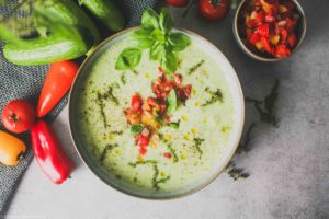 Gurken-Gazpacho mit fermentierter Tomaten-Salsa