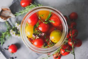 Fermentierte Tomaten mit mediterranem Flair