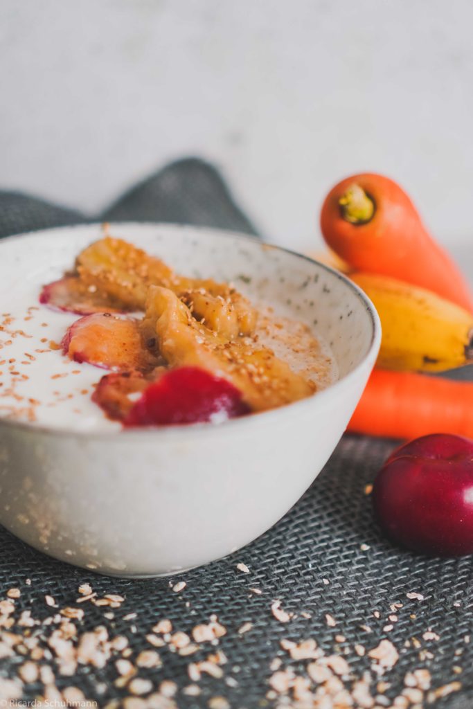 Oats mit gebackenen Miso-Bananen und Pflaumen in Miso