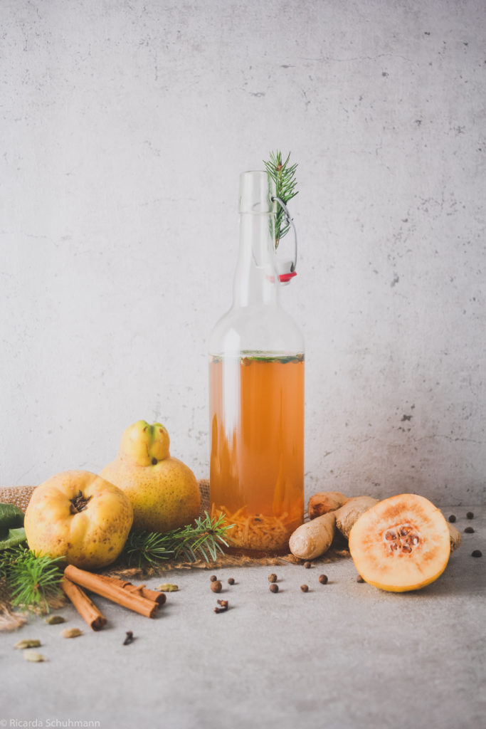 Kombucha mit Quitte und Fichtennadeln