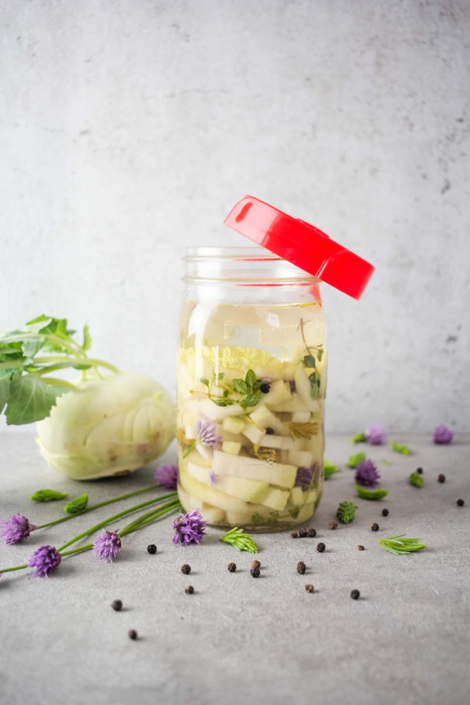 Kohlrabi haltbar machen mit Maiwipfel und Schnittlauchblüten