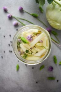 Kohlrabi fermentieren mit Maiwipfel und Schnittlauchblüten