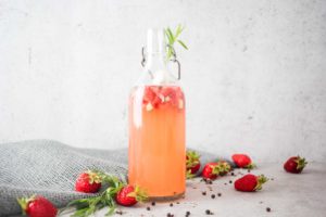 Sommerlicher probiotischer Durstlöscher. Wasserkefir mit Estragon und Erdbeere