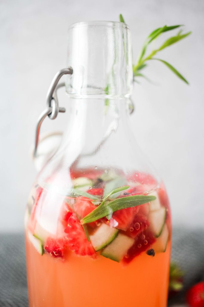 Sommerlicher Wasserkefir mit Estragon und Erdbeere