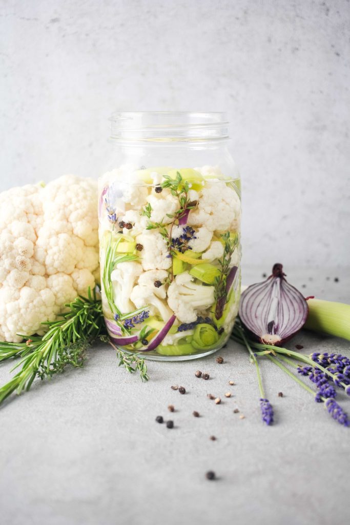 Wildes Ferment mit Blumenkohl und mediterranen Kräutern