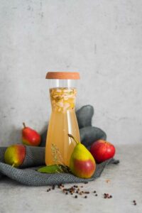 Wasserkefir in der Zweitfermentation mit Birne, Apfel, Salbei, Thymian