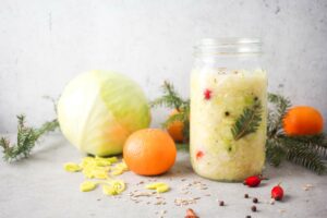 Sauerkraut mit winterlichen Gewürzen, Früchten und Tanne
