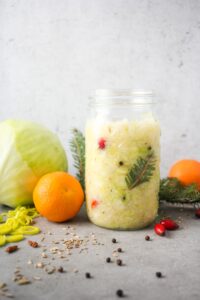 Winterspezial Kraut –Sauerkraut mit winterlichen Gewürzen, Früchten und Tanne