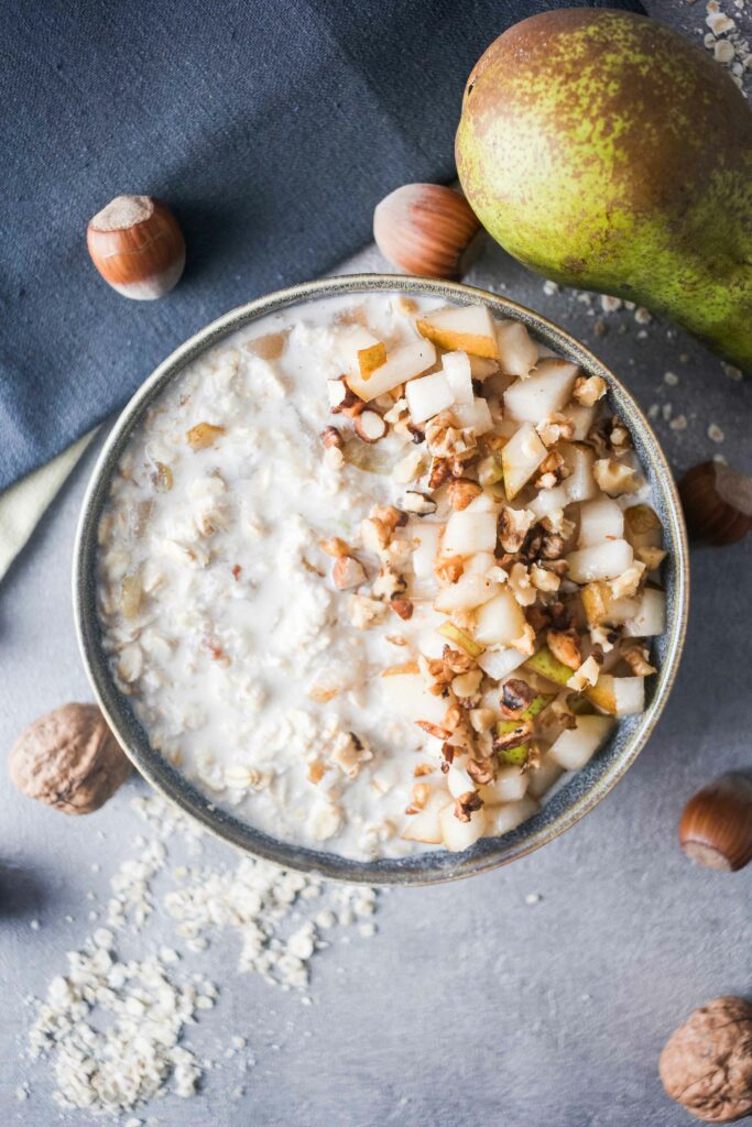 Bircher Müsli mit Birnen und Milchkefir