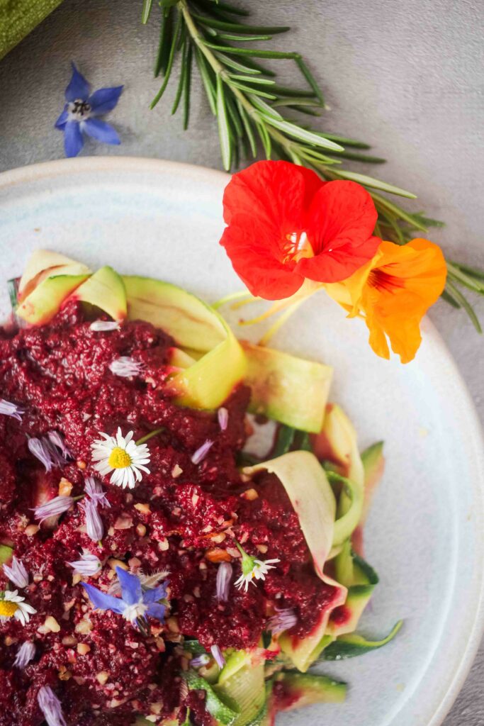 Zoodles mit Rote Bete Pesto