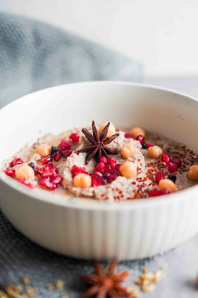 Hummus mit Granatapfel und fermentierten Gewürzen