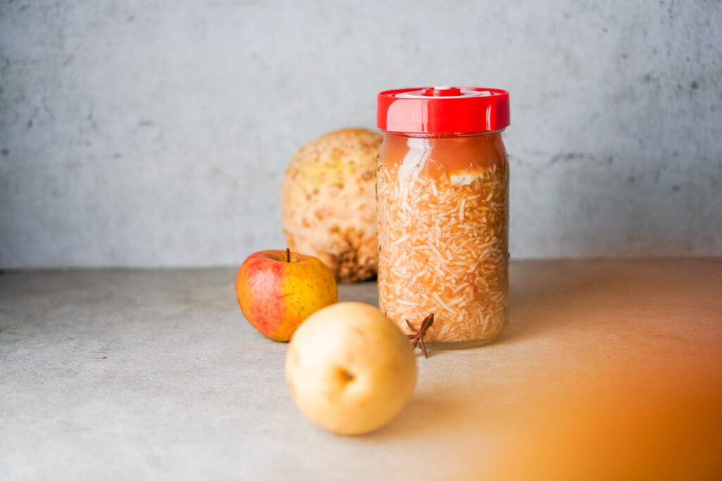 Knollensellerie mit Apfel und Nashi-Birne fermentiert