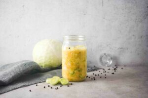 Curry-Kraut im Fermentationsglas