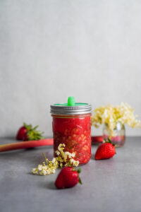 Fermentierte Rhabarber-Erdbeer-Salsa