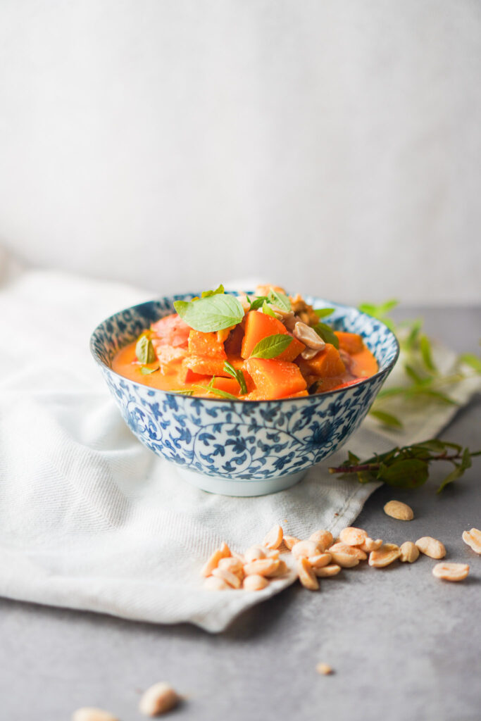Roter Kürbis-Curry mit Kürbis und Hühnchen für einen gesunden Darm